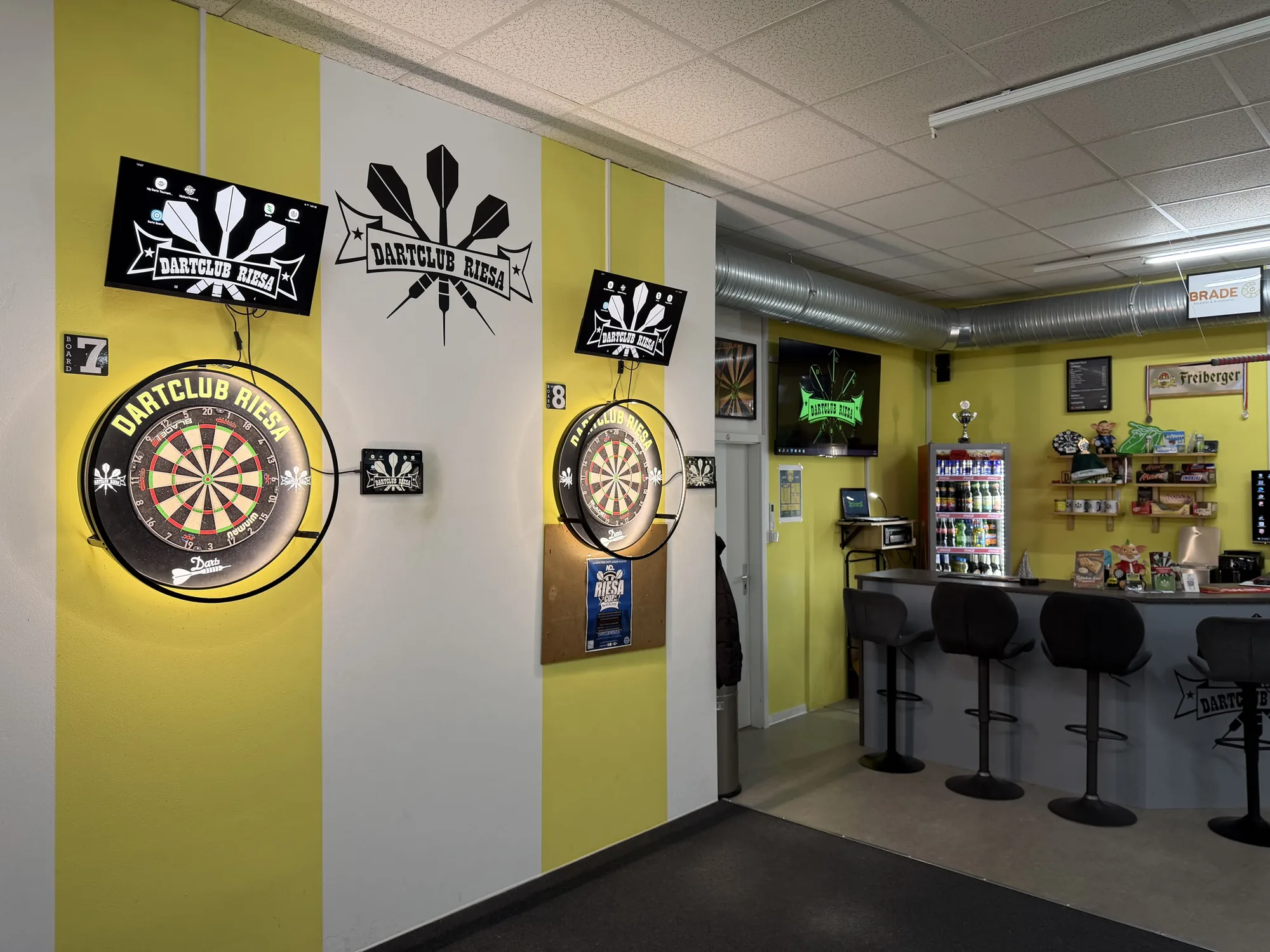 Dartboards und Aufenthaltsbereich in der Spielstätte des Dartclub Riesa